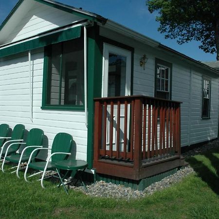 Channel Waterfront Cottages Weirs Beach Bilik gambar