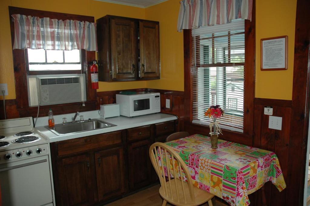 Channel Waterfront Cottages Weirs Beach Bilik gambar