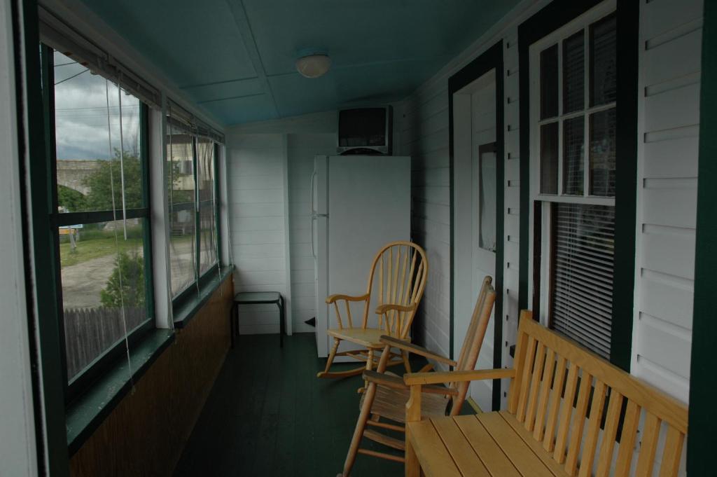 Channel Waterfront Cottages Weirs Beach Bilik gambar