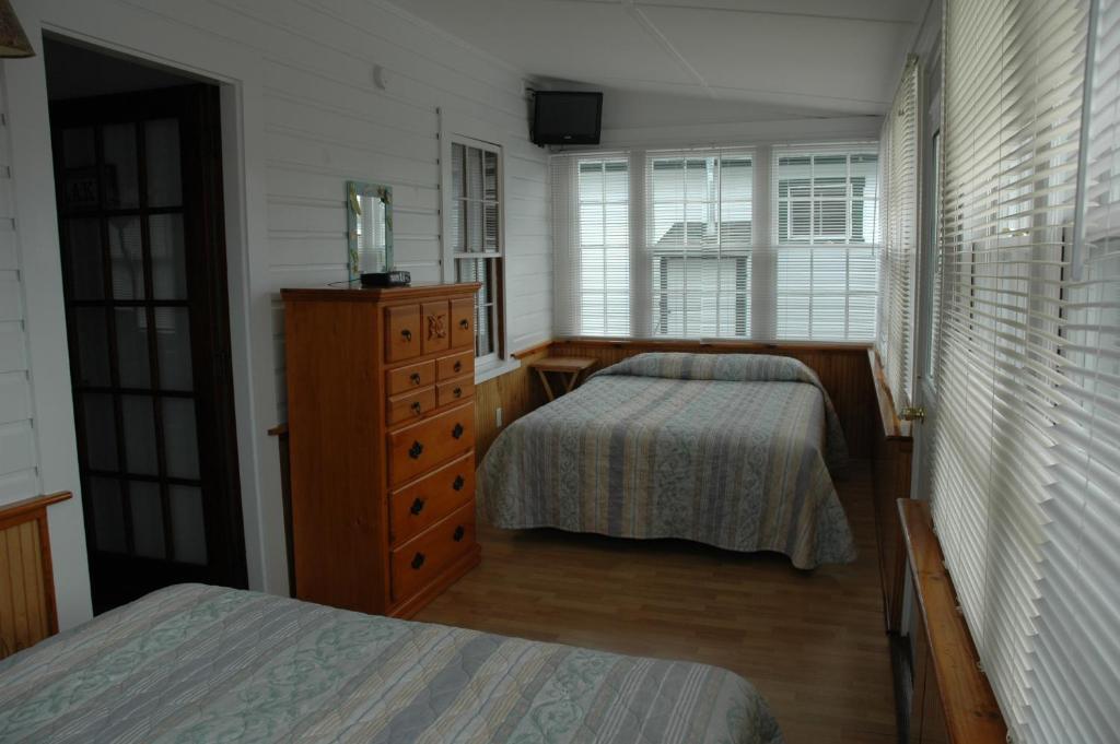 Channel Waterfront Cottages Weirs Beach Bilik gambar