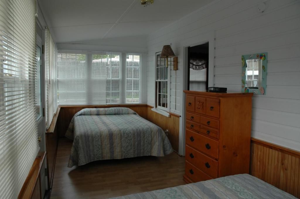 Channel Waterfront Cottages Weirs Beach Bilik gambar