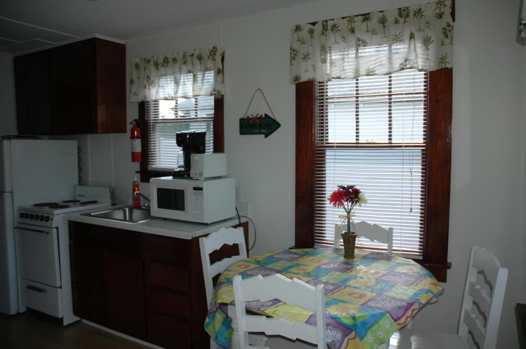 Channel Waterfront Cottages Weirs Beach Bilik gambar