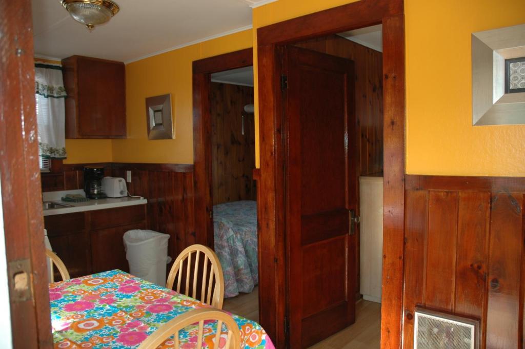 Channel Waterfront Cottages Weirs Beach Bilik gambar