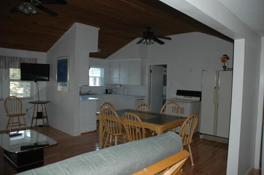 Channel Waterfront Cottages Weirs Beach Bilik gambar