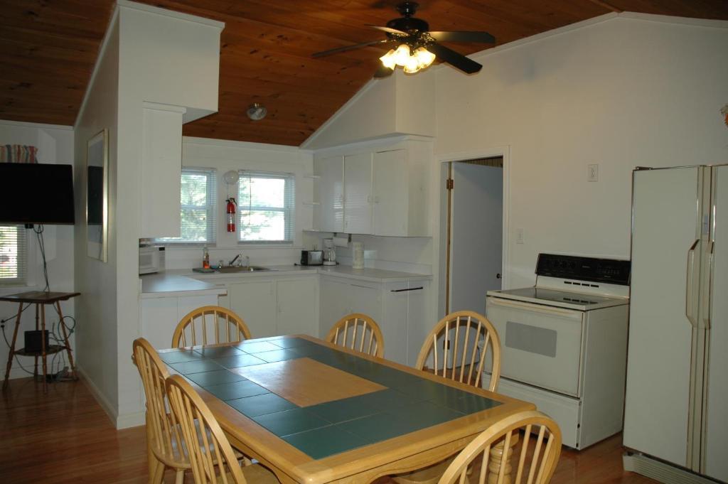 Channel Waterfront Cottages Weirs Beach Bilik gambar