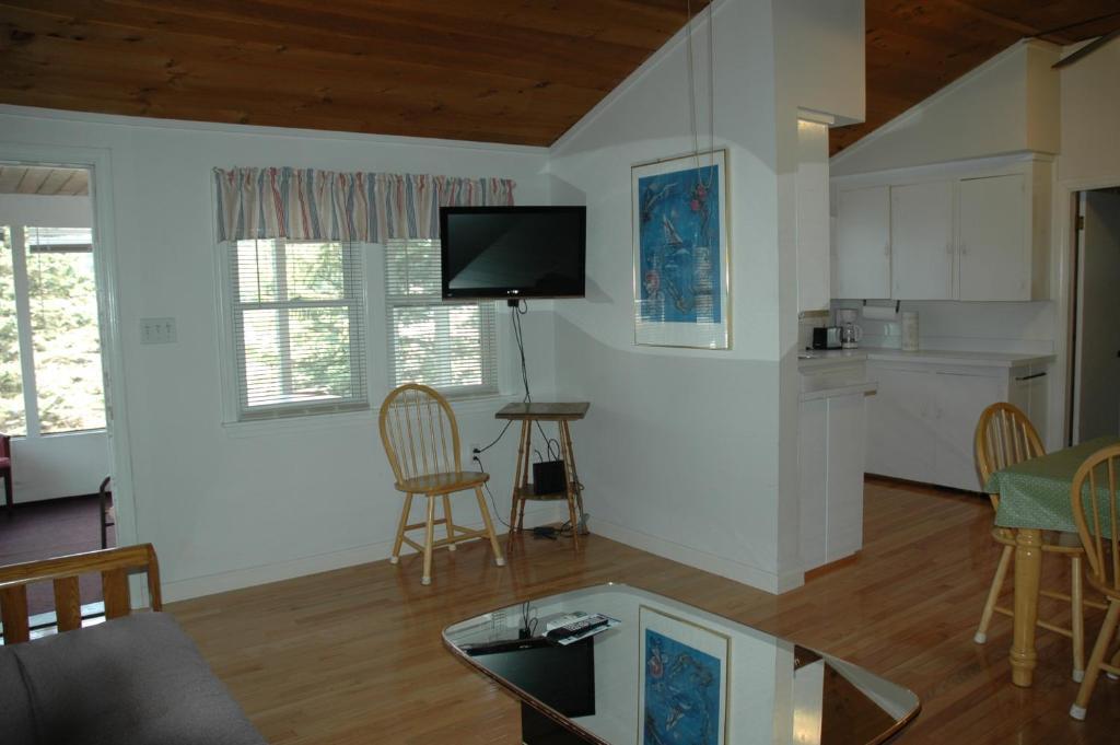 Channel Waterfront Cottages Weirs Beach Bilik gambar
