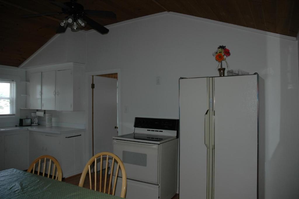 Channel Waterfront Cottages Weirs Beach Bilik gambar