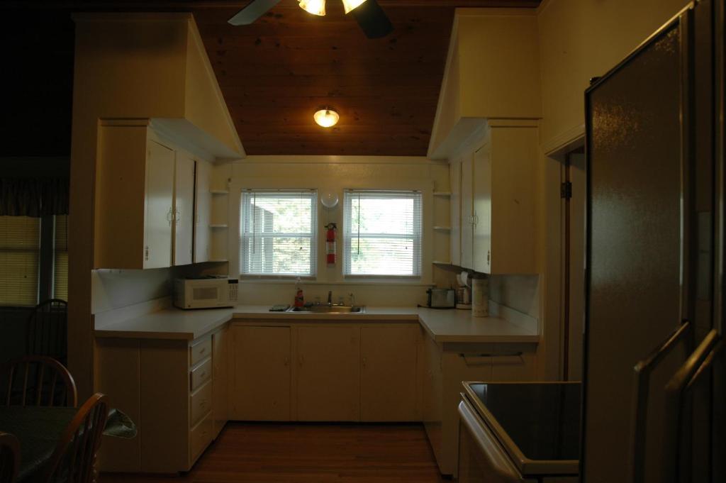 Channel Waterfront Cottages Weirs Beach Bilik gambar